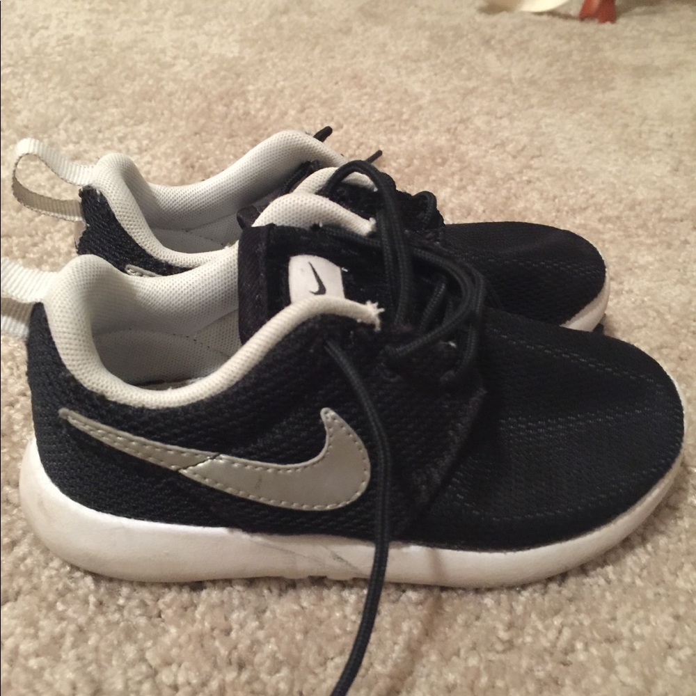 Girls Nike shoes 10.5